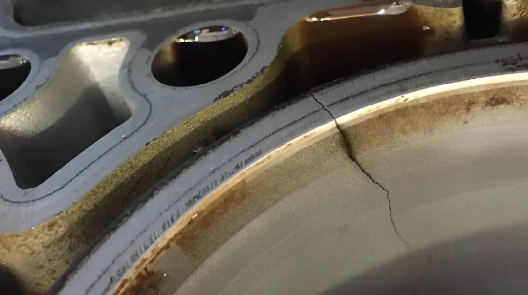 Pęknięty blok silnika objawy - jak je rozpoznać i co robić?