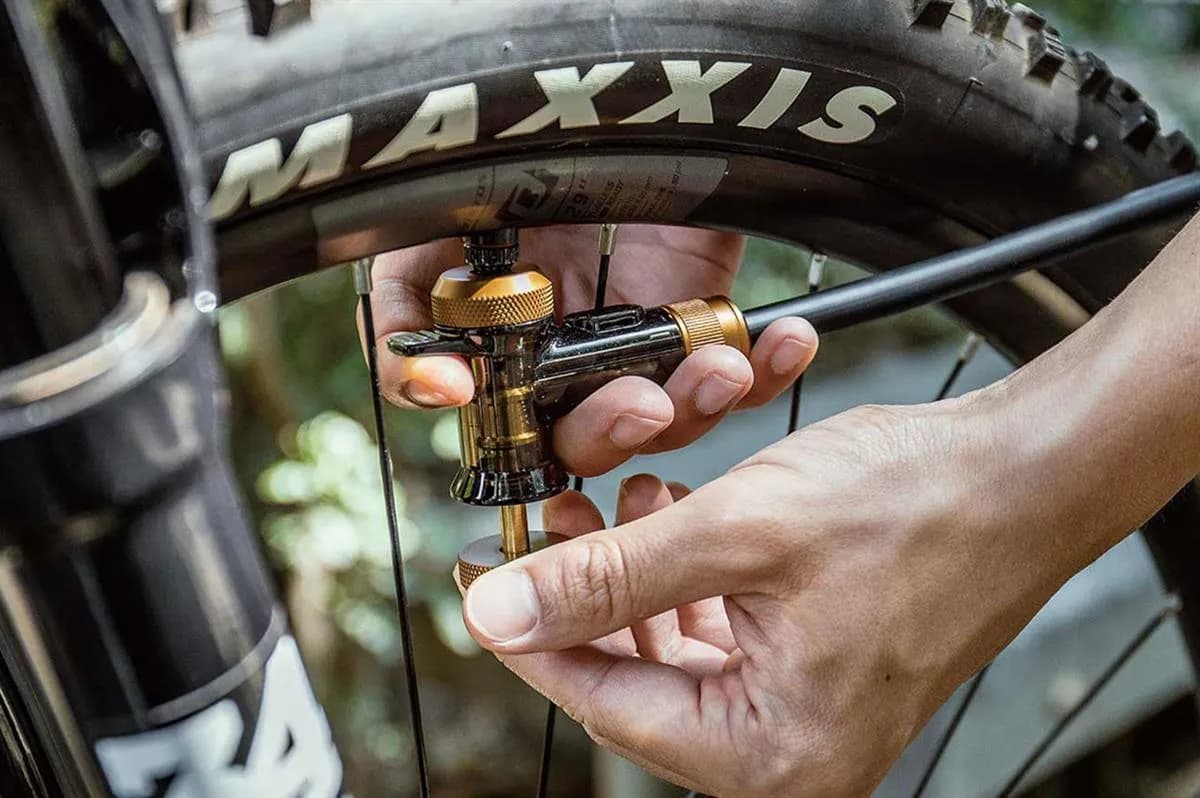 Jakie ciśnienie w oponach rowerowych 29 cali zapewni bezpieczeństwo?