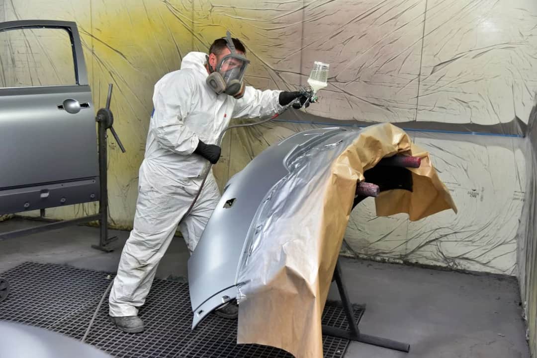 Ile kosztuje lakierowanie całego samochodu? Sprawdź ceny i fakty