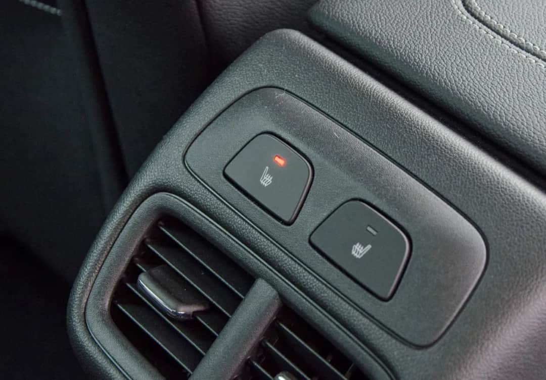 Podgrzewane fotele czy warto? Odkryj zalety i wady tego udogodnienia